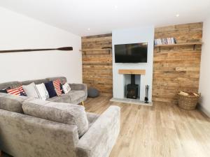 uma sala de estar com dois sofás e uma lareira em 21 Llwyn Gwalch Estate em Pwllheli
