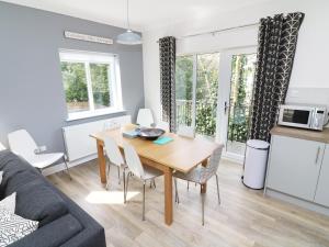 eine Küche und ein Esszimmer mit Tisch und Stühlen in der Unterkunft Wysteria Cottage in Windermere