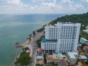 una vista aérea de un gran edificio junto al océano en Seaside Homestay Beachfront, en Vung Tau