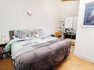 a bedroom with a bed with a cat sitting on it at View The Gallery in Okehampton