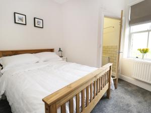 Un dormitorio con una cama grande y una ventana en The Flat, en Keighley