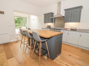 eine Küche mit einem Holztisch und Stühlen in der Unterkunft Oak Cottage in Barnard Castle