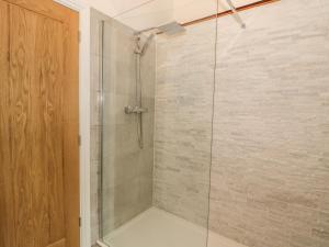 eine Dusche mit Glastür im Badezimmer in der Unterkunft Oak Cottage in Barnard Castle + 18 Fotos