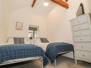 1 Schlafzimmer mit 2 Einzelbetten und einer Kommode in der Unterkunft Oak Cottage in Barnard Castle