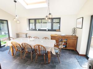 Un comedor con mesa y sillas en Little Duxmore Barn, en Ryde