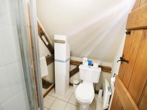 Un pequeño baño con inodoro y ducha. en Little Duxmore Barn, en Ryde 20 fotos más