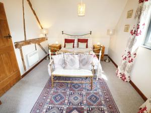 un dormitorio con una cama y una alfombra en Little Duxmore Barn, en Ryde
