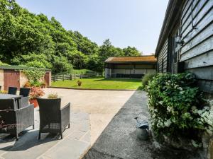 un patio con sillas y un edificio con patio en Little Duxmore Barn, en Ryde
