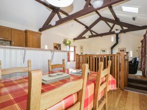 eine Küche und ein Esszimmer mit einem Tisch und Stühlen in der Unterkunft Esthers Barn in Cockermouth
