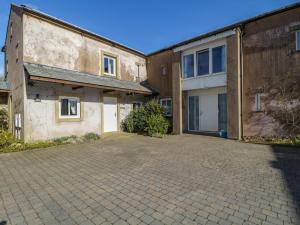 コッカーマスにあるEsthers Barnの建物の前の空の駐車場