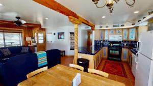 Il dispose d'une cuisine et d'un salon avec un canapé et une table. dans l'établissement Pack Creek ~ Farm House, à Moab