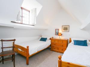 Un pat sau paturi într-o cameră la Japonica Cottage