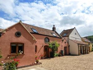 uma grande casa de tijolos com uma grande entrada em The Old Cottage em Weston-super-Mare