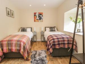 Cama o camas de una habitación en Rhianwen, Plas Moelfre Hall Barns
