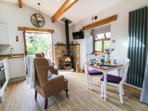 een keuken en een woonkamer met een tafel en stoelen bij Sunnybrook Cottage in Clitheroe