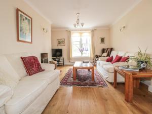 uma sala de estar com um sofá branco e uma mesa em Rosehill em Abergavenny