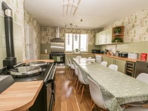 斯卡布羅的住宿－Green Tor，一个带长桌和椅子的大厨房