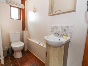 a bathroom with a sink and a toilet and a tub at Shepherd's View in Meadowtown