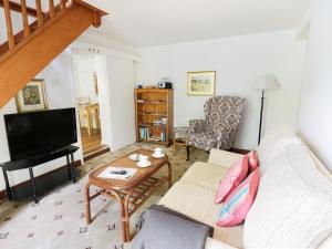 ein Wohnzimmer mit Sofa und Tisch in der Unterkunft The Cottage in Pershore