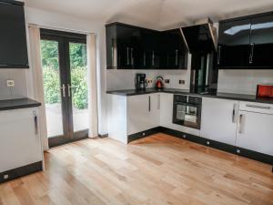 A kitchen or kitchenette at Skylark Studio, Camelford
