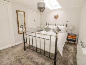 Un pat sau paturi într-o cameră la Ploughman's