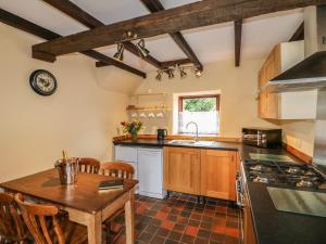 cocina con mesa y encimera en The Cottage, en Calton