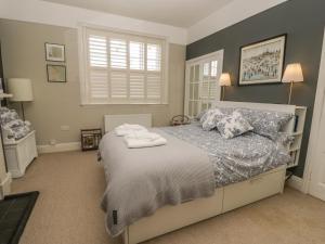 スカーバラにあるLondesborough Cottageのベッドルーム1室(ベッド1台、タオル2枚付)