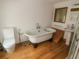 a bathroom with a tub and a toilet and a sink at High Head in Richmond