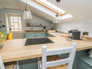 een keuken met een houten aanrecht in een kamer bij Deer Lodge in Blackburn