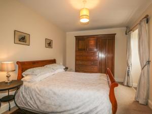 Tempat tidur dalam kamar di Milltown House
