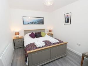 1 dormitorio con 1 cama con toallas en The Old Mill Hideaway, en Ellerton