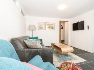 een woonkamer met een bank en een tafel bij Gull Rock in Tintagel