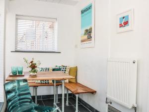 una sala da pranzo con tavolo e sedie in legno di Gull Rock a Tintagel