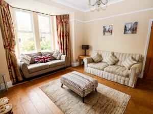 ein Wohnzimmer mit 2 Sofas und einem Fenster in der Unterkunft Tilly's Retreat in Hunstanton