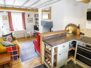 uma cozinha e sala de estar numa casa minúscula em Tanrallt em Machynlleth