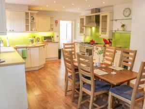 eine Küche mit einem Holztisch und eine Küche mit Grün in der Unterkunft Belle Vue in Ludlow