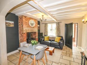 uma sala de estar com uma mesa e um sofá em Callow Cottages em Ashbourne
