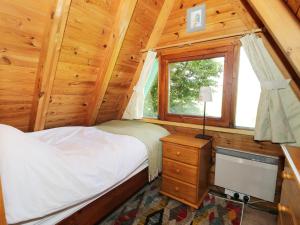 Dormitorio con cama y ventana en una cabaña en Apple Tree Lodge, en Gillingham