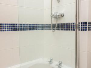 ein Badezimmer mit Dusche und Waschbecken in der Unterkunft Sorrel Cottage in Padstow + 17 Fotos