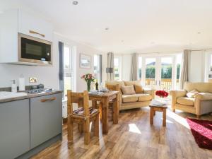 a kitchen and living room with a table at Beech Tree Lodge in Skirpenbeck
