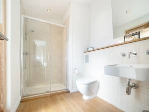 Un baño con ducha, inodoro y lavabo. en 7 Streamside, en Looe 17 fotos más