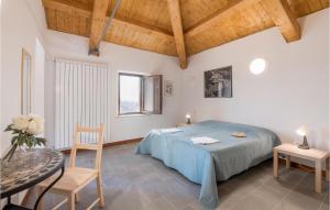 CantaliceにあるGorgeous Home In Cantalice Riのベッドとテーブルと椅子のある寝室 +56枚の写真
