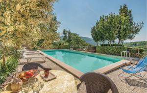 una piscina con mesa y sillas junto a en Cozy Home In Cantalice ri With Private Swimming Pool, Can Be Inside Or Outside, en Cantalice
