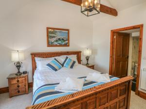 リントンにあるC S Lewis Balconyのベッドルーム1室(青と白の枕が備わるベッド1台付)