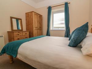 ein Schlafzimmer mit großem Bett und Fenster in der Unterkunft Treleigh in Hayle