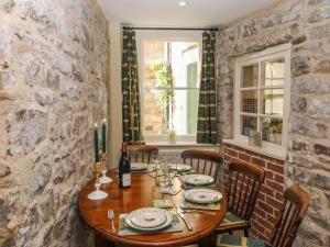 una mesa en un comedor con una pared de piedra en Fellside en Richmond