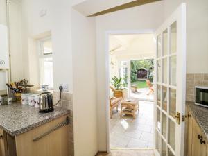 eine Küche mit einer Theke und einer Tür, die auf eine Terrasse führt in der Unterkunft 5 Albany Road in Stratford-upon-Avon