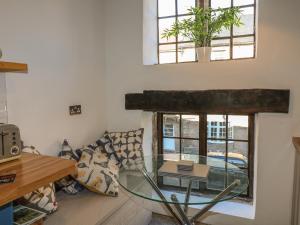 ein Wohnzimmer mit einem Glastisch und einem Sofa in der Unterkunft Farriers Cottage in Matlock