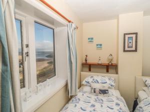 Schlafzimmer mit einem Bett und einem Fenster mit Aussicht in der Unterkunft Fishermans Cottage in Saltburn-by-the-Sea