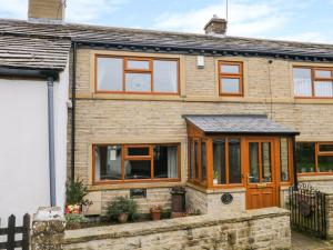 een huis met een solarium aan de voorzijde bij Acorn Cottage in Bradford